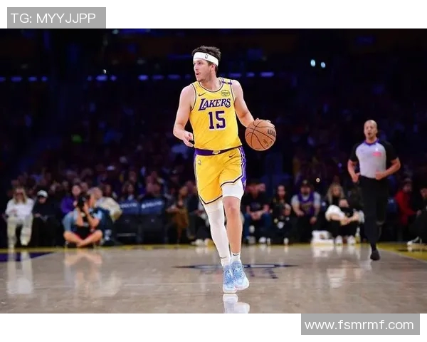 吉莱斯皮称赞布克决策果断自己专注于接球投篮半场贡献12分