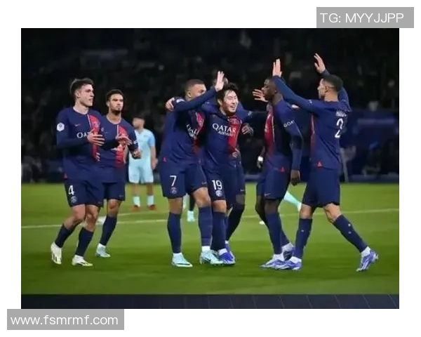 巴黎圣日耳曼球迷热烈庆祝李刚仁与阿什拉夫荣获大奖 巴黎圣日耳曼球迷热烈庆祝李刚仁与阿什拉夫荣获大奖