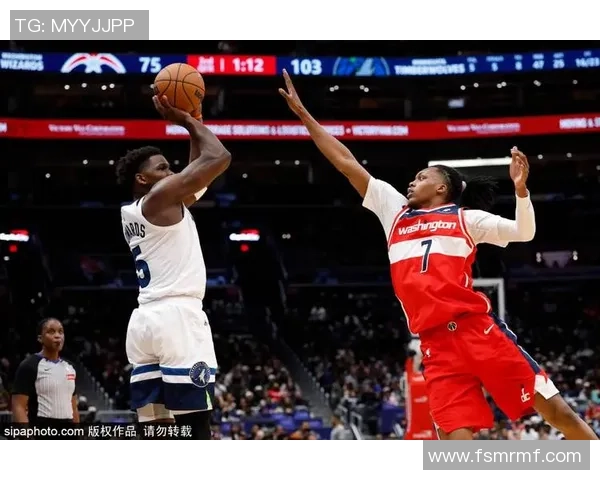 爱德华兹赛后庆祝达成一万分里程碑并获得比赛用球的荣耀时刻