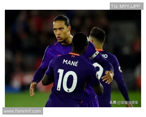 恩比德因误判举手示意裁判却连走九步引发争议瞬间 恩比德因误判举手示意裁判却连走九步引发争议瞬间